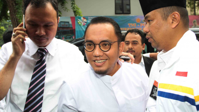 Ketua PP Muhammadiyah Dahnil Anzar Simanjuntak (tengah)  bersiap menjalani pemeriksaan di Direktorat Kriminal Umum Polda Metro Jaya, Jakarta
