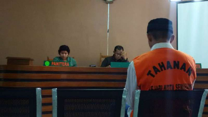 Terdakwa pembunuhan sadis seorang perempuan pekerja seks komersial dalam sidang pembacaan putusan di Pengadilan Negeri Semarang, Jawa Tengah, pada Selasa, 16 Oktober 2018.