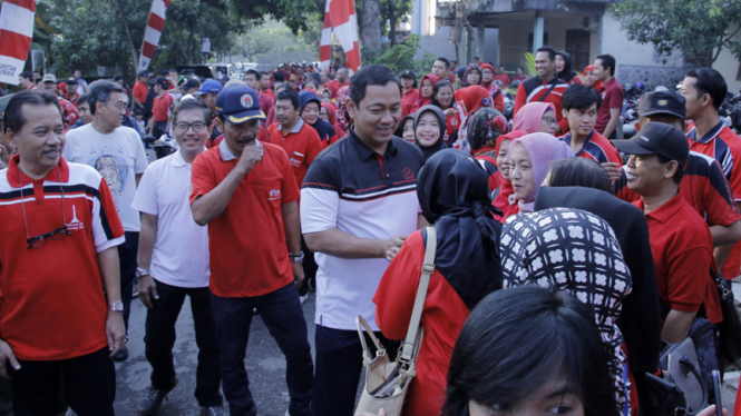 Walikota Semarang Hendrar Prihadi melaksanakan kegiatan jalan sehat dan dialog 