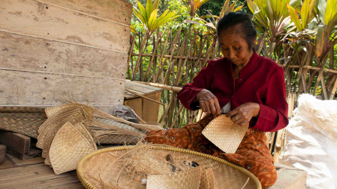 Kerajinan Khas Warga Desa Adat  Sunda  Kampung Naga