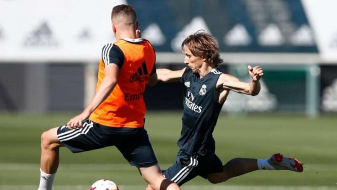 Gelandang Real Madrid, Luka Modric (kanan), dalam sesi latihan tim