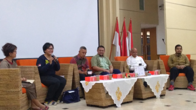 Presidium Masyarakat Anti Fitnah Indonesia, Anita Wahid (memegang microfon)