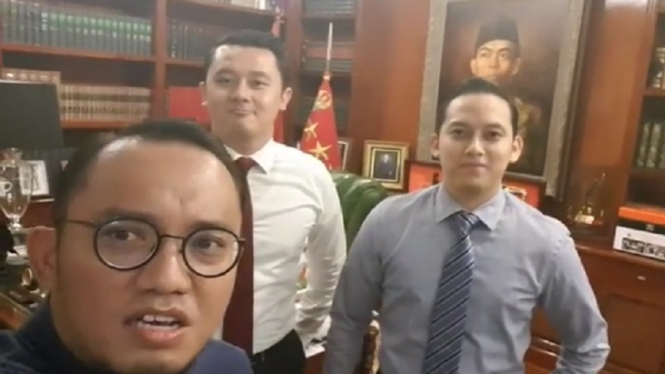 Dahnil Anzhar bersama dua pengawal pribadi Prabowo Subianto