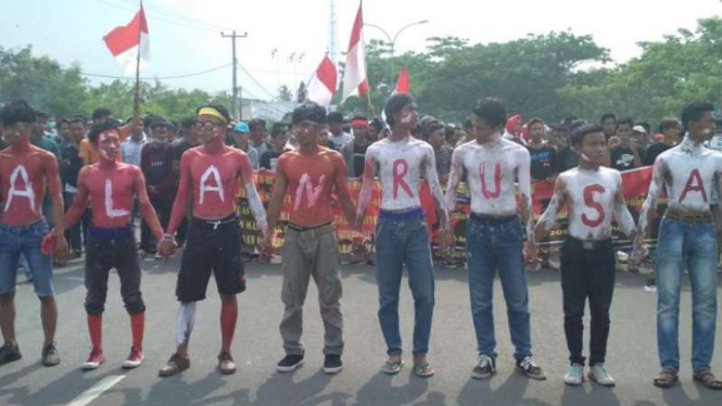 Gerakan Masyarakat Ujung Kulon (GMUK) menuntut perbaikan kondisi jalan