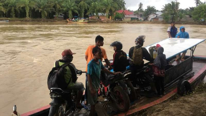 Jembatan Putus, Kapal Getek Jadi Pilihan Moda Transportasi Warga Pasaman Barat