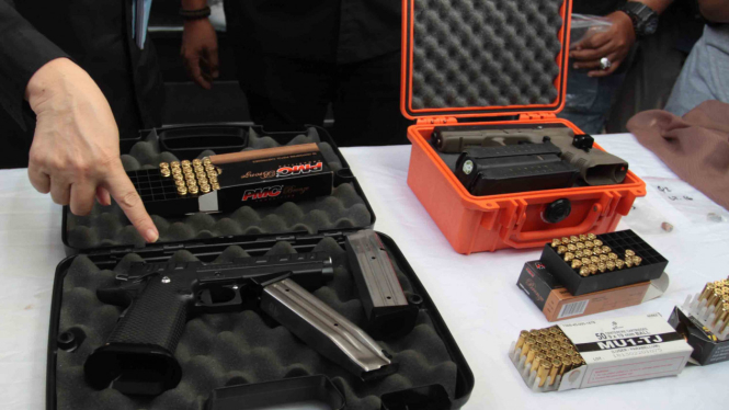 Polisi menunjukkan barang bukti senjata api saat pengungkapan kasus 