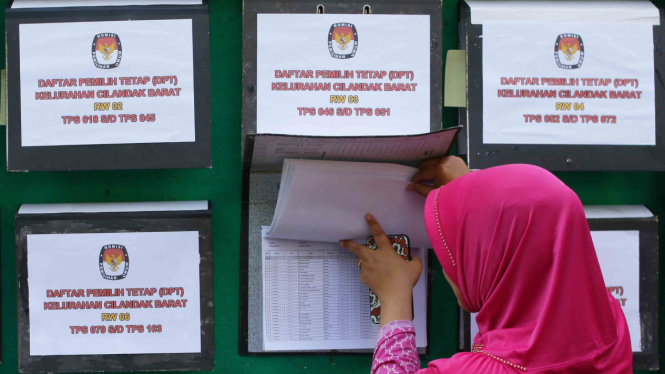 Warga melakukan pengecekan Daftar Pemilih Tetap (DPT) Pemilu 2019 dan Pilpres 2019.