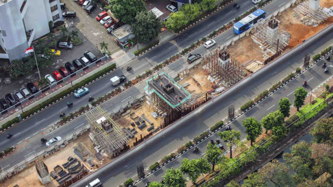 Pekerja menyelesaikan pembangunan Light Rail Transit (LRT) Jabodebek di Kawasan Jalan Rasuna Said, Kuningan, Jakarta