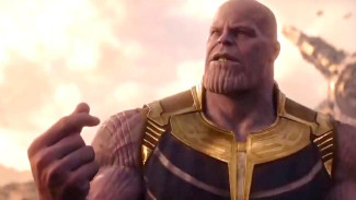 Berjemur Sambil Telanjang, Penis Bintang Film Avengers Ini Terbakar