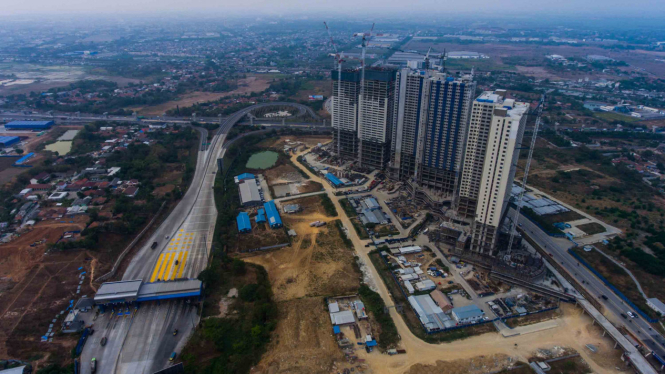 Foto aerial pembangunan gedung-gedung apartemen di kawasan Meikarta, Cikarang, Kabupaten Bekasi, Jawa Barat