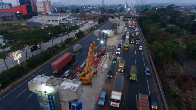 Foto aerial pembangunan konstruksi Jalan Tol Layang Jakarta-Cikampek di Cikarang, Bekasi, Jawa Barat