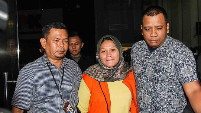 Bupati Bekasi Neneng Hassanah Yasin (kedua kiri) menggunakan rompi tahanan KPK saat berjalan usai menjalani pemeriksaan di gedung KPK, Jakarta