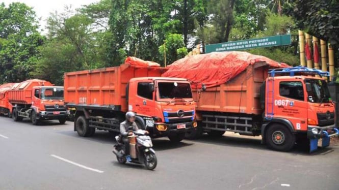 Puluhan Truk Sampah milik DKI ditahan Dishub Bekasi