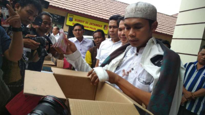 Tersangka FA (pakai baju putih ala gus) yang menipu korban dengan modus penggandaan uang di Markas Polda Jatim, Surabaya, pada Rabu, 17 Oktober 2018.