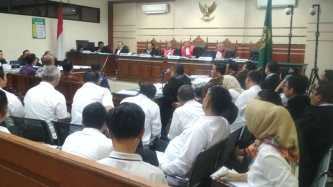 Belasan terdakwa perkara suap DPRD Kota Malang memenuhi ruang sidang di Pengadilan Tindak Pidana Korupsi Surabaya, Jawa Timur, pada Rabu, 10 Oktober 2018.