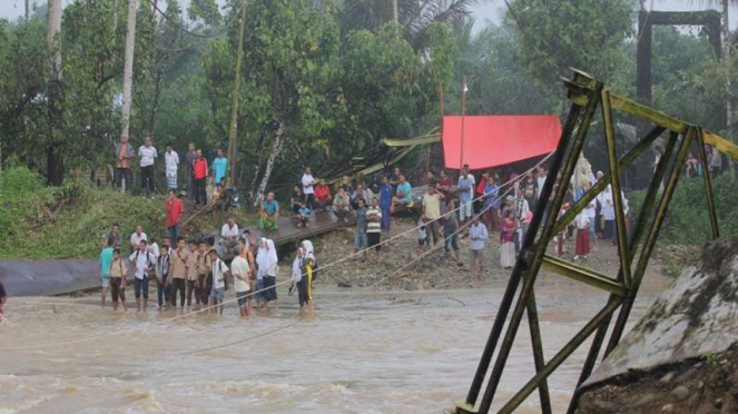 Banjir memutus akses warga di Jorong Lubuk Gobing Pariaman Sumbar
