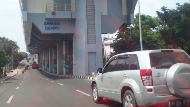 Satu Light Rail Transit atau LRT, yaitu Stasiun Garuda Dempo, di Jalan Kolonel H Burlian, Palembang, Sumatera Selatan, masih dalam pembangunan.