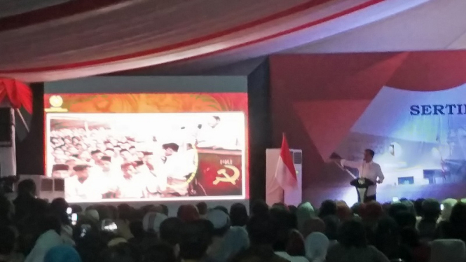 Presiden Jokowi saat menunjukan gambar hoax terkait dirinya dan PKI di Marunda
