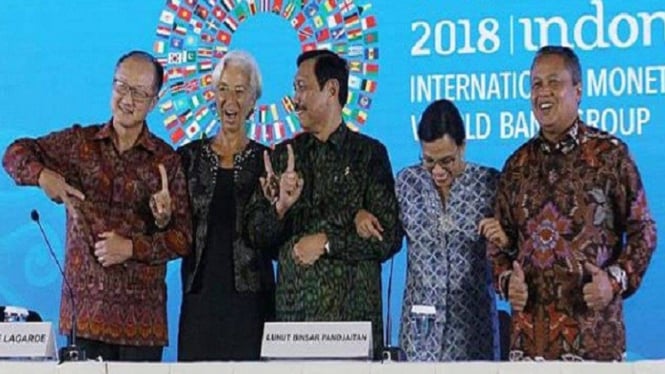 Menko Kemaritiman Luhut saat mengoreksi jari Bos IMF Christine Lagarde dalam pertemuan di Bali beberapa waktu lalu.