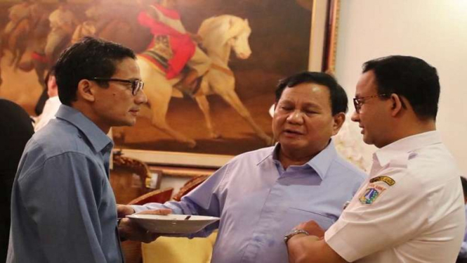 Prabowo berbincang bersama Gubernur Anies Baswedan dan Sandiaga Uno