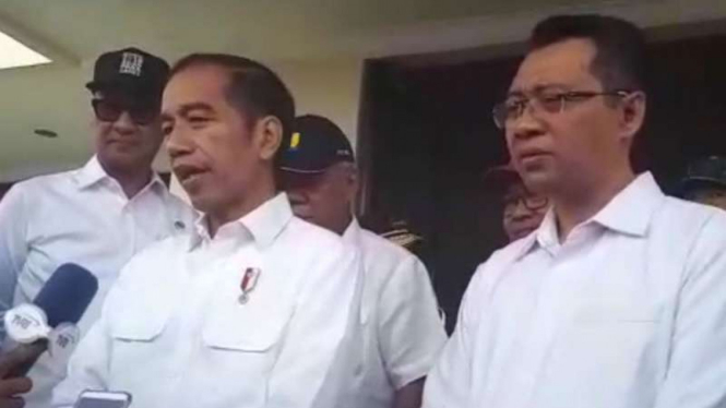 Presiden Joko Widodo didampingi Gubernur Nusa Tenggara Barat Zulkieflimansyah meninjau rehabilitasi dan rekonstruksi korban gempa di Lombok dan Sumbawa pada Kamis, 18 Oktober 2018.