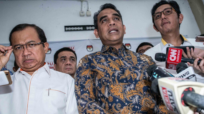 Sekjen Partai Gerindra Ahmad Muzani (tengah), Sekjen Partai Keadilan Sejahtera (PKS) Mustafa Kamal (kanan), dan Sekjen Partai Berkarya Priyo Budi Santoso (kiri) yang tergabung dalam tim pemenangan Prabowo-Sandi.