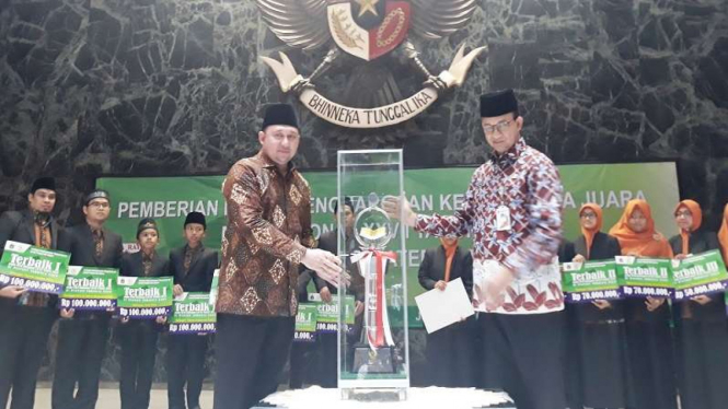 Gubernur DKI Jakarta Anies Baswedan memberikan bonus kafilah MTQ DKI