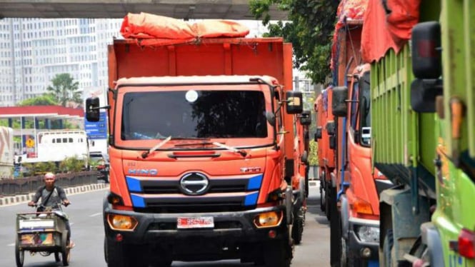 Truk sampah DKI Jakarta diparkir di Jalan Ir H Juanda setelah diadang Dishub.