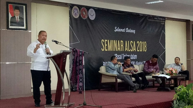 Caleg Nasdem Maruli Hutagalung mengisi seminar di kampus Unair