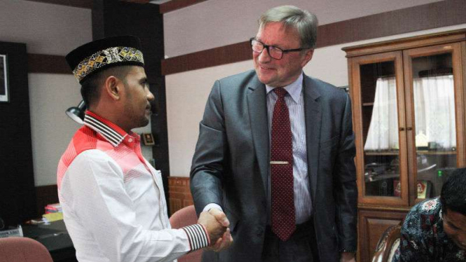 Mantan wakil Aceh Monitoring Mission, Jaakko Oksanen, berjabat tangan dengan Ketua DPR Aceh, Tgk Muharuddin, di gedung DPR Aceh di Banda Aceh pada Kamis 18 Oktober 2018.