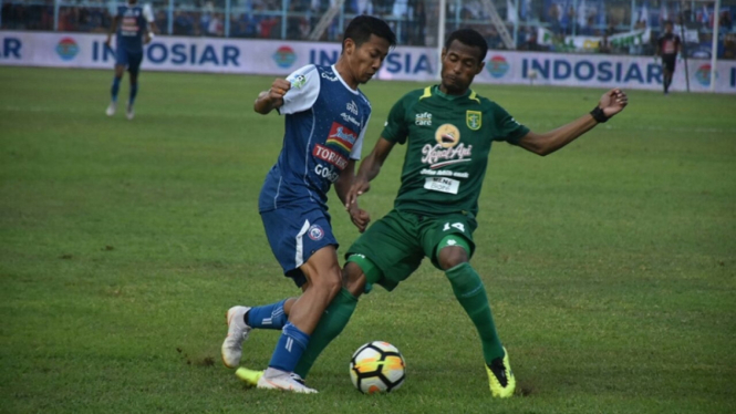 Bek Persebaya, Ruben Sanadi (kanan)