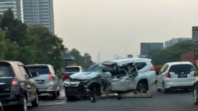 Kecelakaan lalu lintas di  KM 7 Tol Kembangan, Jumat 19 Oktober 2018