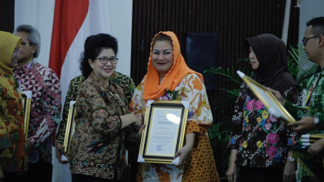 Penghargaan diserahkan langsung oleh Menteri Kesehatan, Nila F. Moeloek