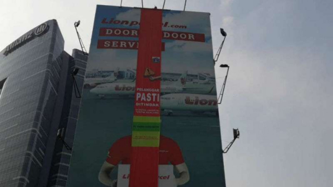 Papan reklame yang disegel Pemprov DKI Jakarta.