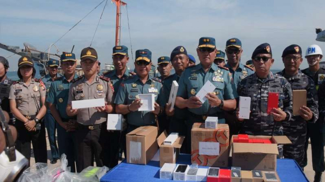 Panglima Koarmada I Laksda TNI Yudo Margono merilis penangkapan ribuan handphone
