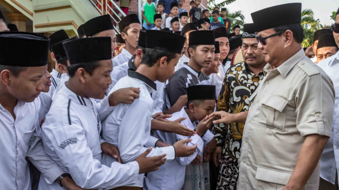 Calon presiden nomor urut 02 Prabowo Subianto menyapa santri pondok pesantren