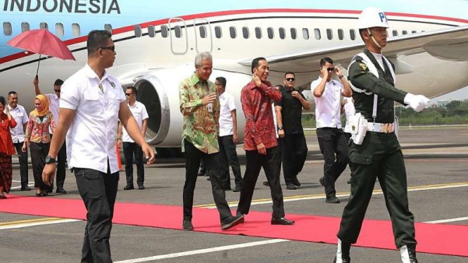 Presiden Joko WIdodo disambut Gubernur Jawa Tengah Ganjar Pranowo di Semarang 