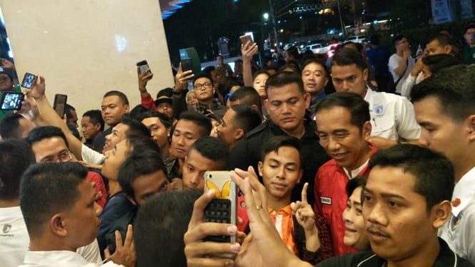 Presiden Jokowi dikerebuti milenial dan emak-emak di Semarang