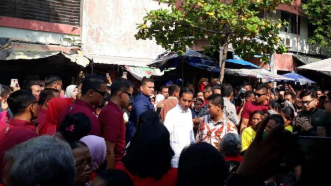 Calon Presiden petahana, Joko Widodo, mengunjungi Pasar Karang Ayu, Semarang.