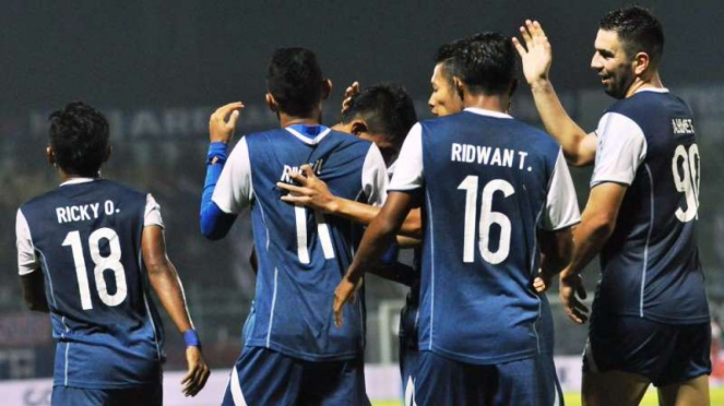 Para pemain Arema FC merayakan gol