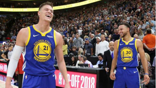 Pemain Golden State Warriors, Jonas Jerebko dan Stephen Curry