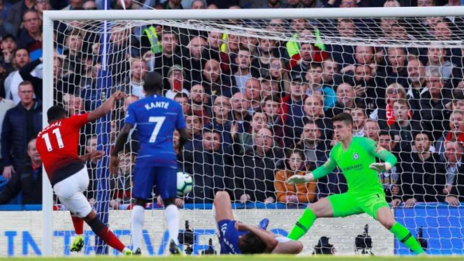 Penyerang Manchester United, Anthony Martial, mencetak gol ke gawang Chelsea