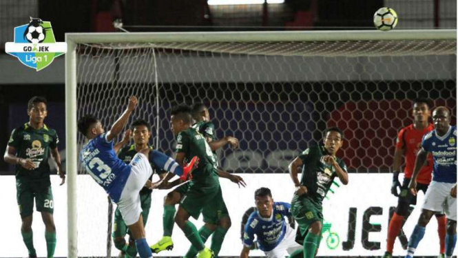 Duel Persib Bandung vs Persebaya Surabaya.