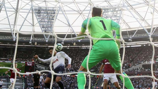 Winger Tottenham Hotspur, Erik Lamela (putih), mencetak gol 