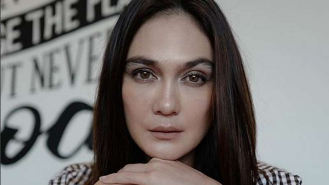 Luna Maya.