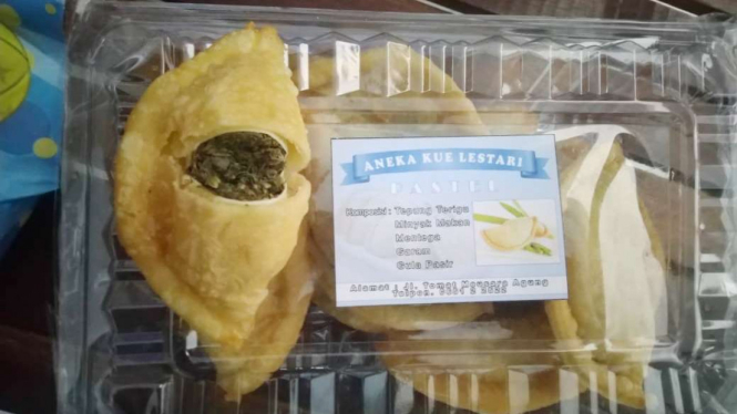 Polisi memperlihatkan barang bukti kue risoles yang dijadikan modus operansi penyelundupan ganja dari Aceh ke luar daerah itu pada Minggu, 21 Oktober 2018.