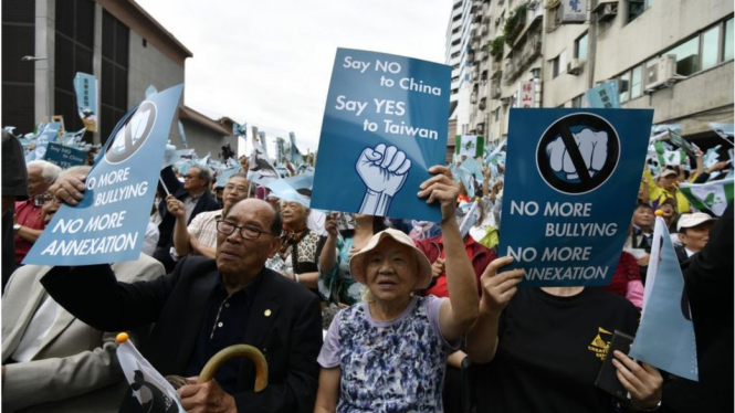 Ribuan orang mendesak pemerintah Taiwan segera menggelar referendum untuk menentukan kemerdekaan mereka dari Cina. - GETTY IMAGES/SAM YEH