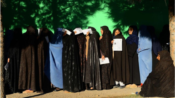 Antrean panjang terlihat di bagian pemilih perempuan di beberapa TPS di Afganistan. - AFP/HOSHANG HASHIMI