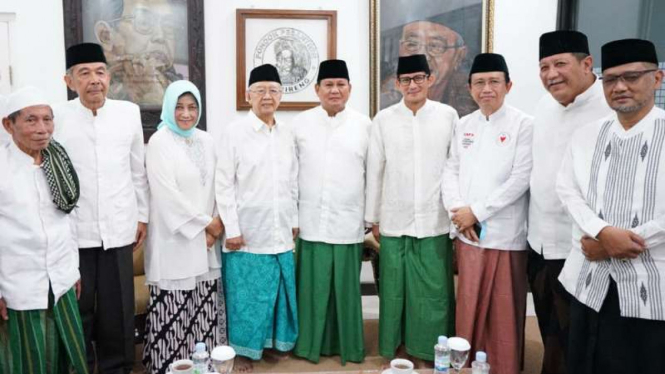 Calon presiden dan wakil presiden Prabowo Subianto dan Sandiaga Salahuddin Uno mengunjungi Pesantren Tebuireng di Jombang, Jawa Timur, pada Senin, 22 Oktober 2018.