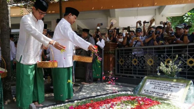 Calon presiden dan wakil presiden Prabowo Subianto dan Sandiaga Uno berziarah di makam Abdurrahman Wahid alias Gus Dur di kompleks Pesantren Tebuireng di Jombang pada Senin, 22 Oktober 2018.